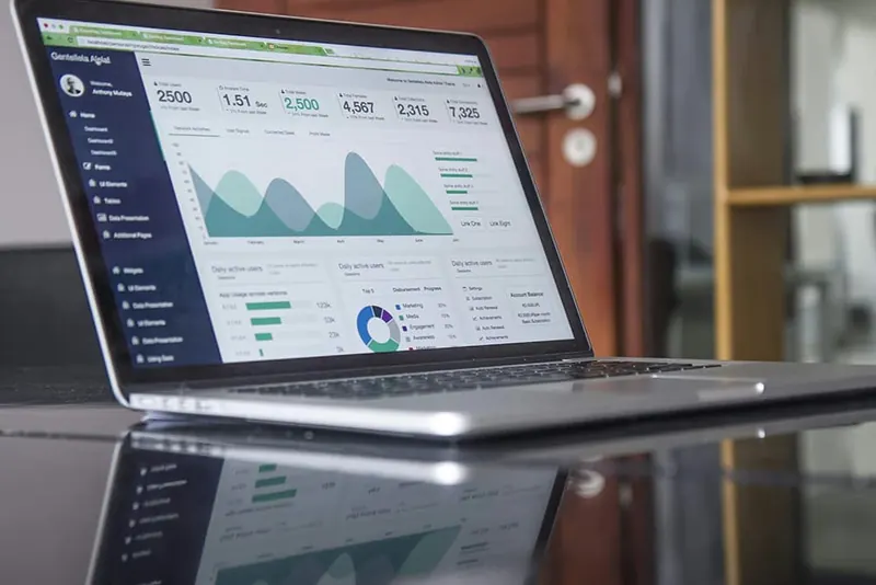 Financiële administratie Laptop met een dashboard van de financiële administratie