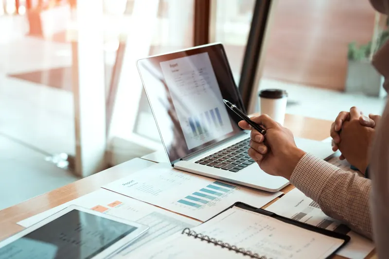 Rapportage & inzicht Financiële rapportage met grafieken op een laptop en tablet