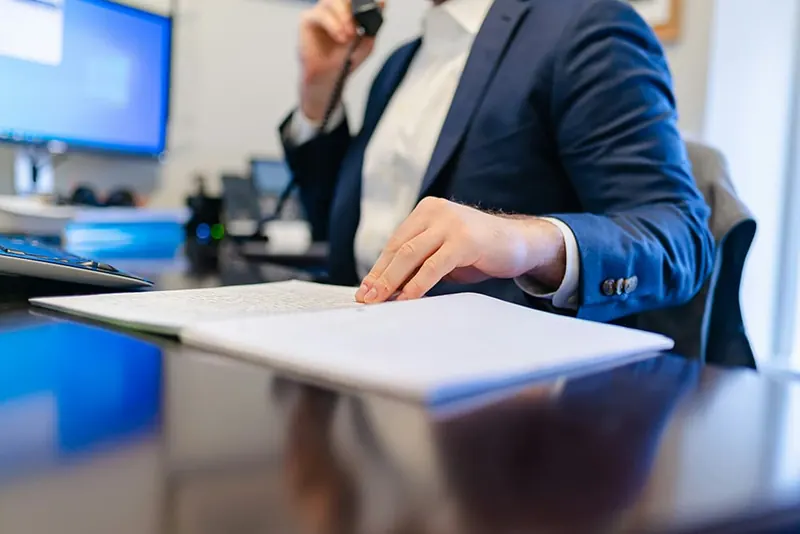Fiscaal advies & belastingaangiftes Adviseur belt met een cliënt over een belastingaangifte